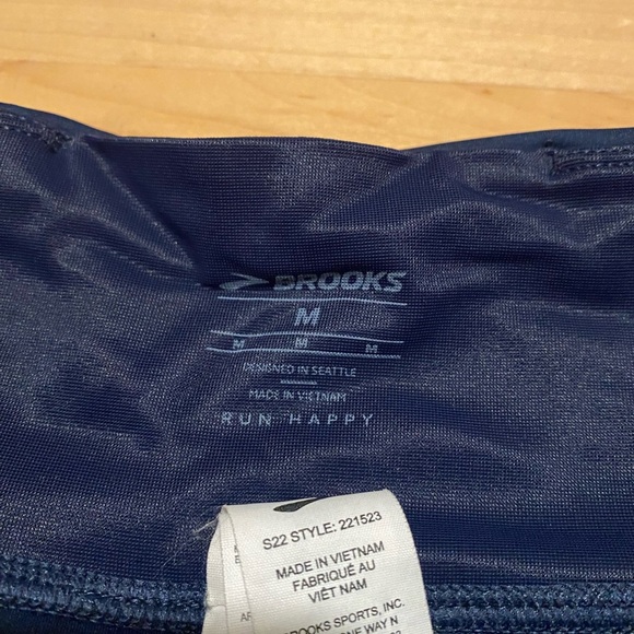 Brooks Method 5” Short - Navy - Size M - Picture 5 of 6